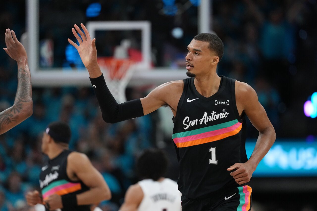 「班马」季后赛处女秀轰35分破队史纪录 马刺轻取开拓者