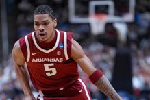 与偶像艾佛森成忘年之交 阿肯色后卫阿库夫预约乐透区