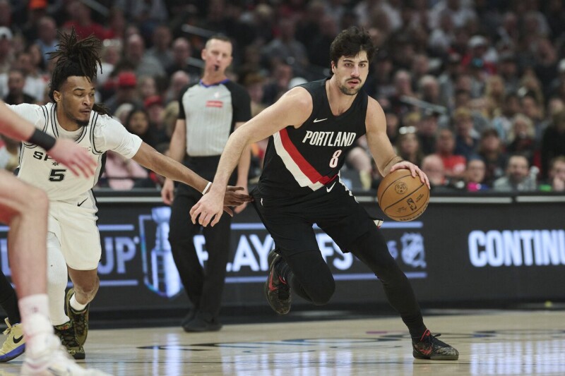 不满马刺卡瑟尔「塞球」挑衅动作 阿夫迪贾怒轰：太不尊重人