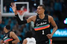 「班马」季后赛处女秀轰35分破队史纪录 马刺轻取开拓者