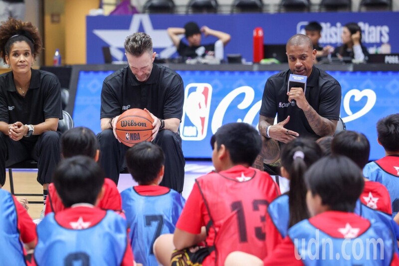 影／汤玛斯现身NBA公益训练营 以自身经历启发年轻世代