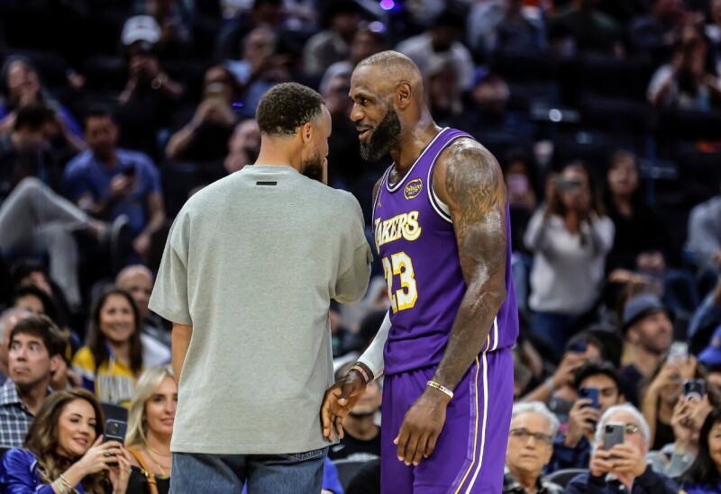 库里轮休、詹姆斯轰26分准大三元 湖人轻取勇士止3连败