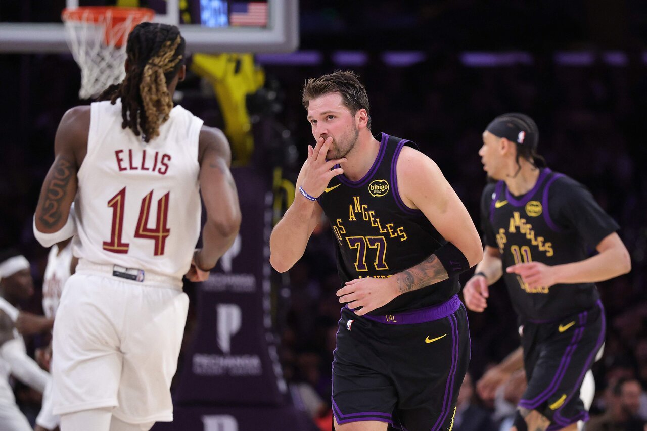 唐西奇单月狂飙600分！达标1万5千分现役最快率湖人轻取骑士