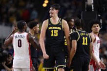 NCAA／密西根连5战击溃对手写飙分纪录 决赛强碰王者康乃狄