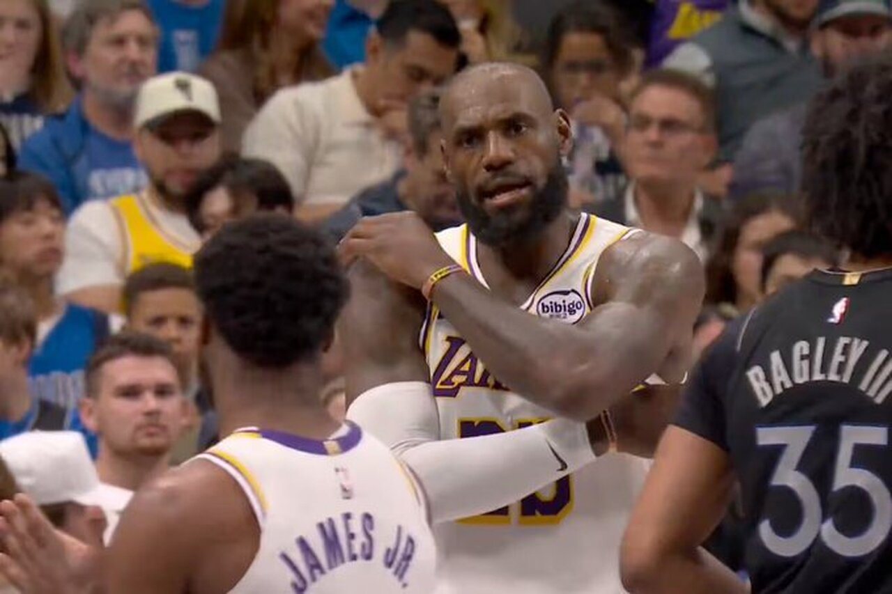 高吊传球引起失误 詹姆斯比赛中罕见帮儿子布朗尼「上课」