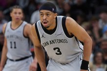 和传奇吉诺布里并肩 马刺强森获年度最佳第六人