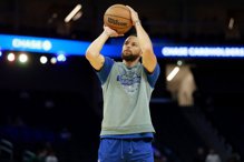 「跑者膝」缺席27场将回归 库里谈恢复过程艰辛：挣扎难预测