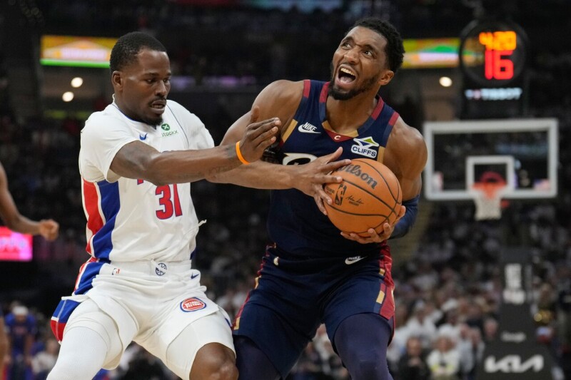 下半场打神了！米契尔狂飙43分率骑士打下活塞追平系列赛
