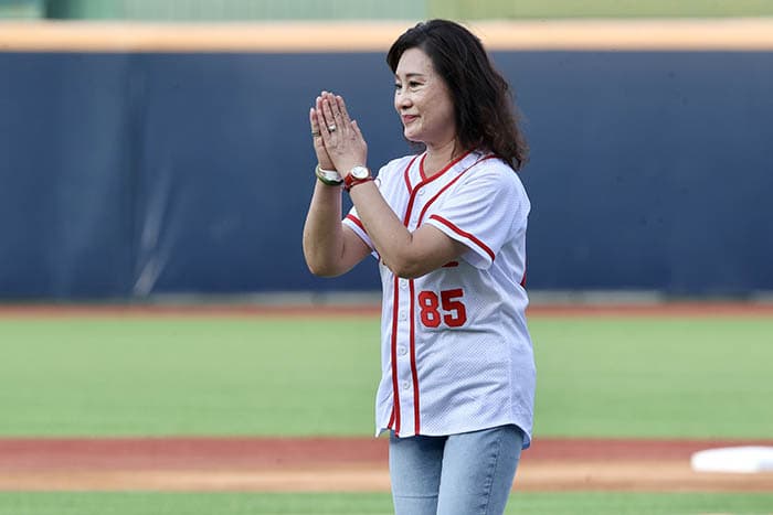 影/缅怀徐生明 味全龙全队著85号球衣 影/缅怀徐生明 味全龙全队著85号球衣