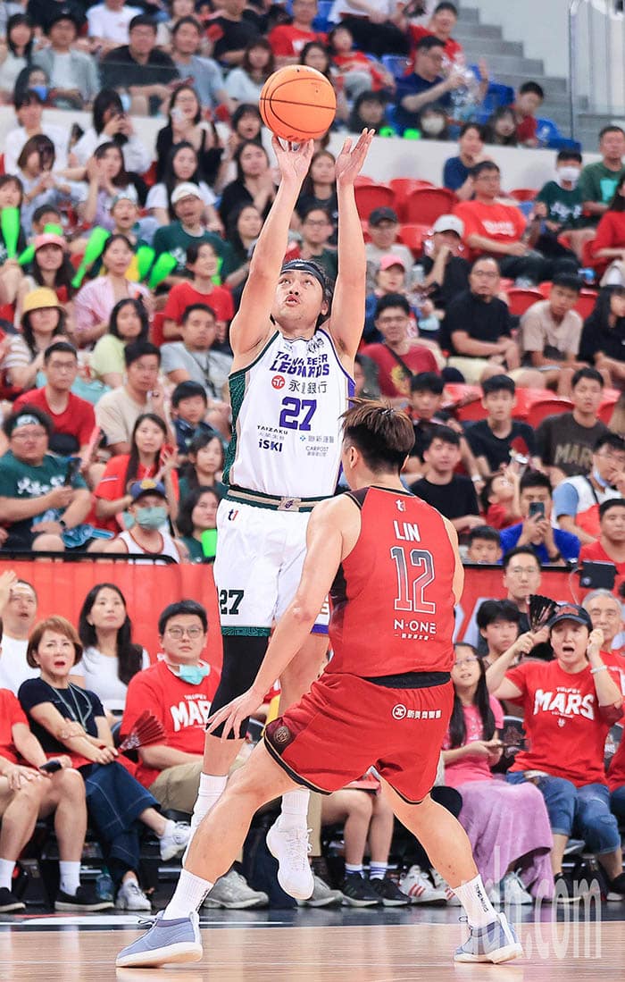 影/云豹4:0横扫战神T1夺冠 卡森斯获颁最有价值球员 影/云豹4:0横扫战神T1夺冠 卡森斯获颁最有价值球员