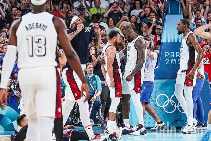 奥运图辑／篮球美国险胜塞尔维亚 库里狂飙36分