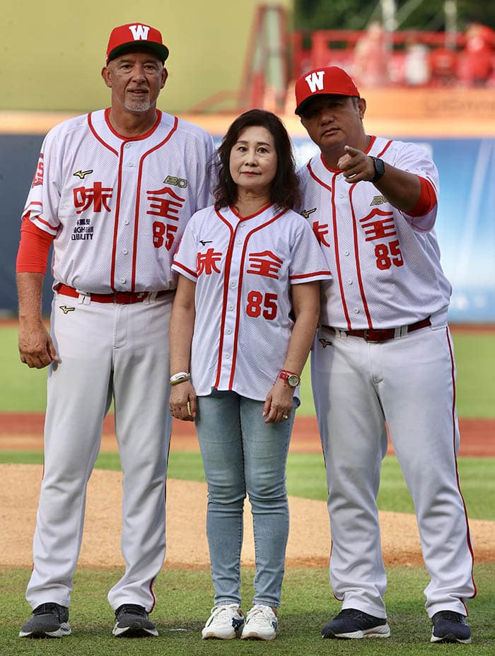 影/缅怀徐生明 味全龙全队著85号球衣 影/缅怀徐生明 味全龙全队著85号球衣