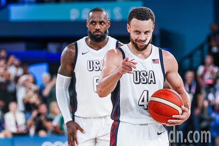 奥运图辑／篮球美国险胜塞尔维亚 库里狂飙36分