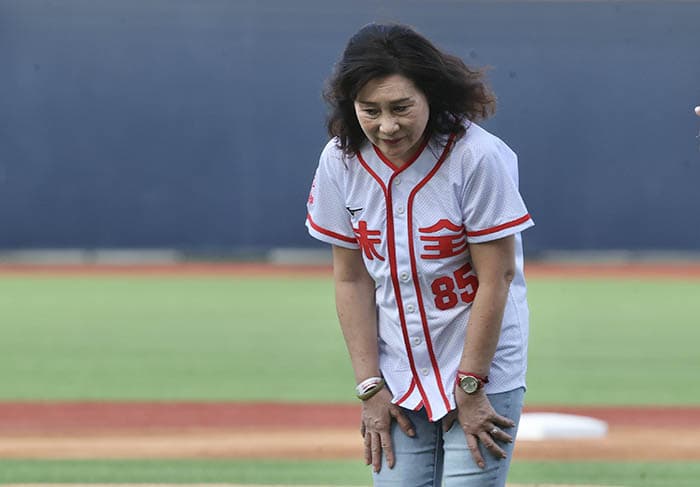 影/缅怀徐生明 味全龙全队著85号球衣 影/缅怀徐生明 味全龙全队著85号球衣