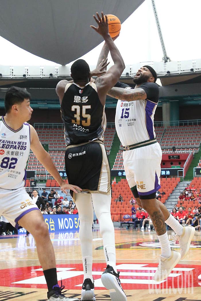 影/卡森斯返台后首战 25分带领云豹五连胜 影/卡森斯返台后首战 25分带领云豹五连胜