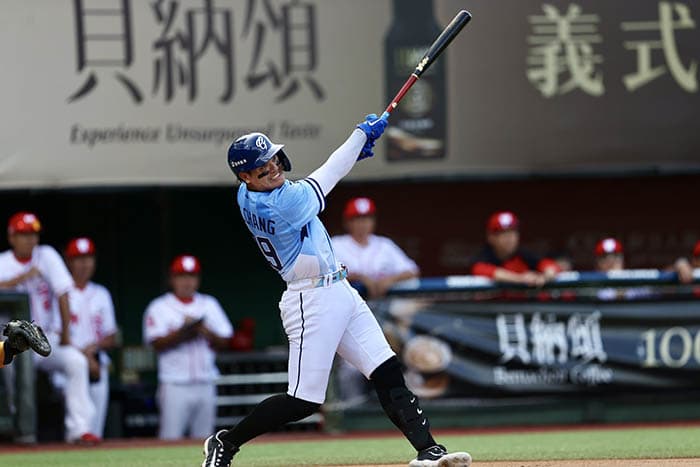 影/缅怀徐生明 味全龙全队著85号球衣 影/缅怀徐生明 味全龙全队著85号球衣