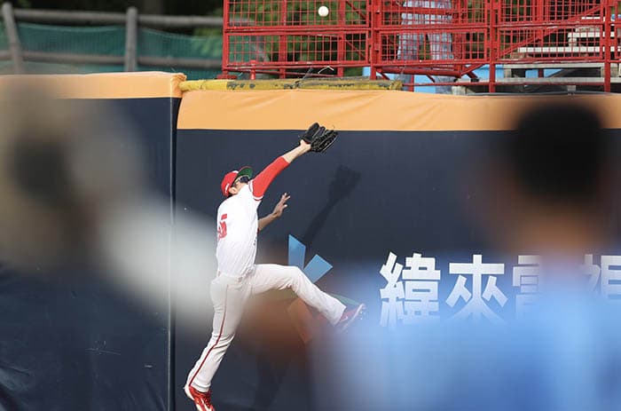 影/缅怀徐生明 味全龙全队著85号球衣 影/缅怀徐生明 味全龙全队著85号球衣