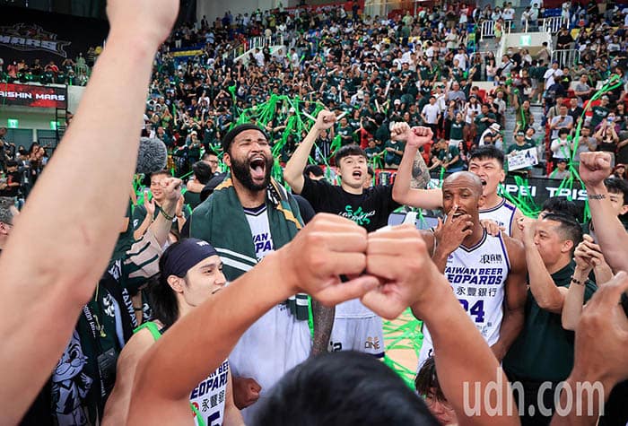 影/云豹4:0横扫战神T1夺冠 卡森斯获颁最有价值球员 影/云豹4:0横扫战神T1夺冠 卡森斯获颁最有价值球员