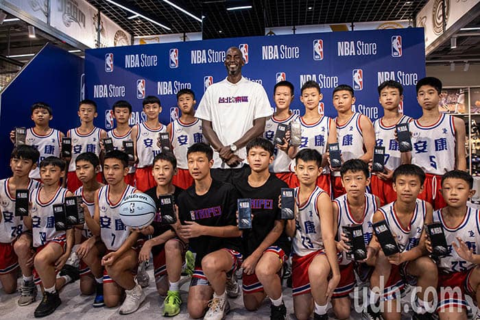 影／NBA STORE全新开幕 传奇球星贾奈特现身站台剪彩