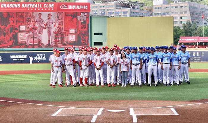 影/缅怀徐生明 味全龙全队著85号球衣 影/缅怀徐生明 味全龙全队著85号球衣