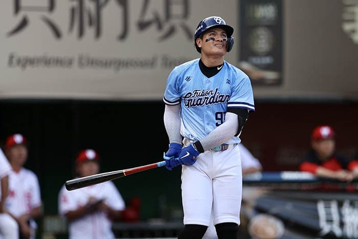 影/缅怀徐生明 味全龙全队著85号球衣 影/缅怀徐生明 味全龙全队著85号球衣