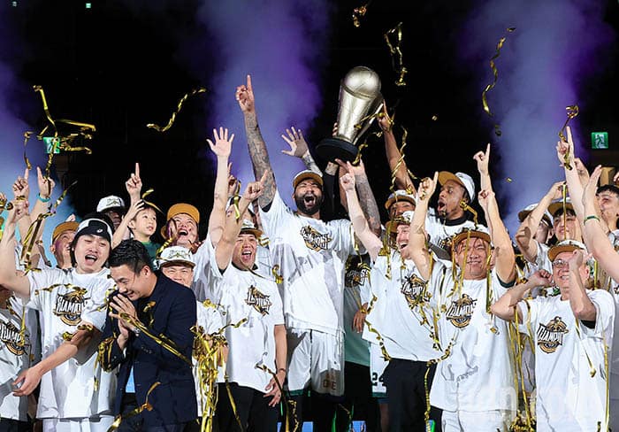 影/云豹4:0横扫战神T1夺冠 卡森斯获颁最有价值球员 影/云豹4:0横扫战神T1夺冠 卡森斯获颁最有价值球员