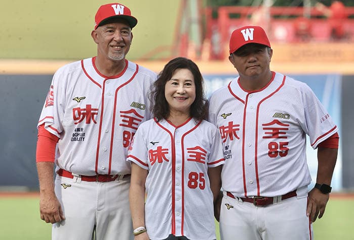 影/缅怀徐生明 味全龙全队著85号球衣 影/缅怀徐生明 味全龙全队著85号球衣