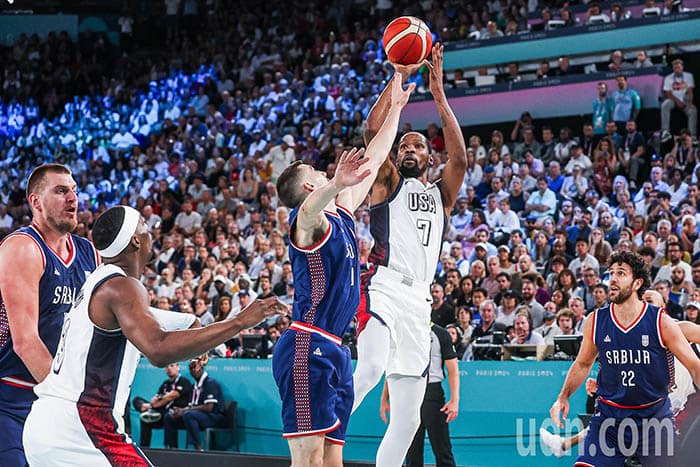 奥运图辑／篮球美国险胜塞尔维亚 库里狂飙36分