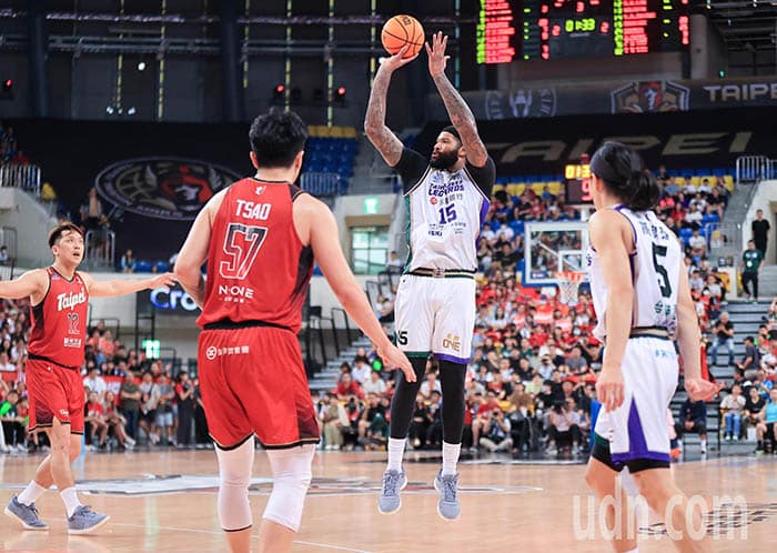 影/云豹4:0横扫战神T1夺冠 卡森斯获颁最有价值球员 影/云豹4:0横扫战神T1夺冠 卡森斯获颁最有价值球员