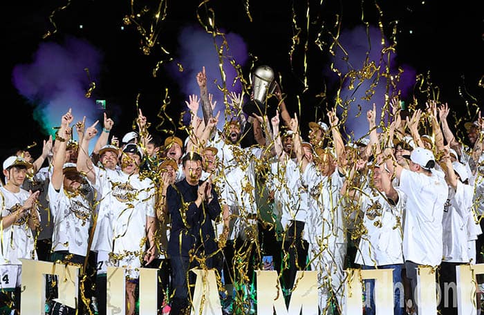 影/云豹4:0横扫战神T1夺冠 卡森斯获颁最有价值球员 影/云豹4:0横扫战神T1夺冠 卡森斯获颁最有价值球员