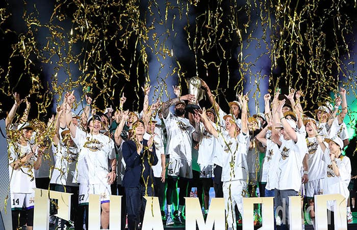 影/云豹4:0横扫战神T1夺冠 卡森斯获颁最有价值球员 影/云豹4:0横扫战神T1夺冠 卡森斯获颁最有价值球员