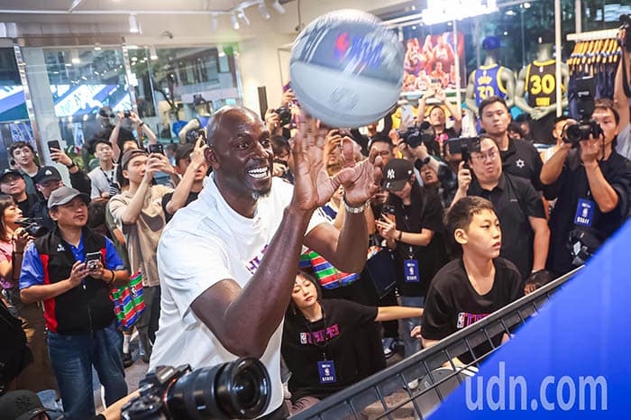 影／NBA STORE全新开幕 传奇球星贾奈特现身站台剪彩