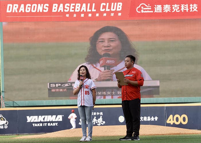 影/缅怀徐生明 味全龙全队著85号球衣 影/缅怀徐生明 味全龙全队著85号球衣