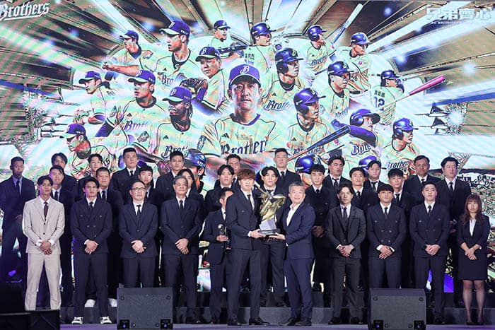 中职/兄弟「双子」抢先上架自由市场 领队:全力洽谈续约 中职/兄弟「双子」抢先上架自由市场 领队:全力洽谈续约