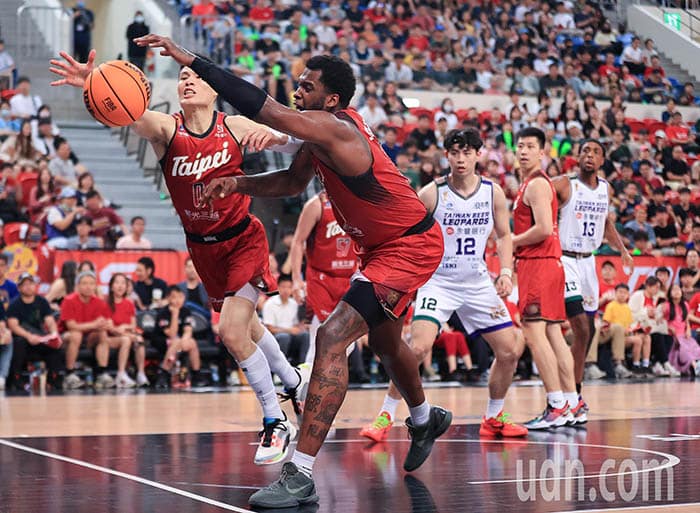 影/云豹4:0横扫战神T1夺冠 卡森斯获颁最有价值球员 影/云豹4:0横扫战神T1夺冠 卡森斯获颁最有价值球员