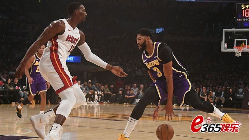 2024巴黎奥运会美国男篮-替补席：戴维斯、阿德巴约