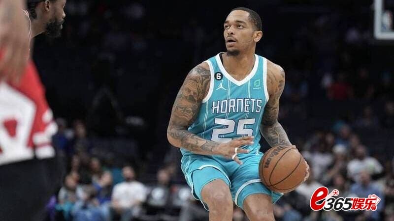 与前锋 P.J. 华盛顿达成一份为期三年4800万美元续签协议