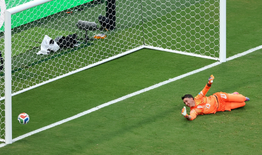 世界杯：巴埃纳一击制胜，西班牙1-0乌拉圭