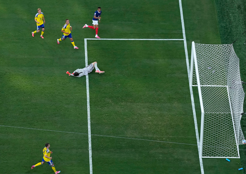 法国3-0瑞典：姆巴佩梅开二度，高卢雄鸡将战巴拉圭