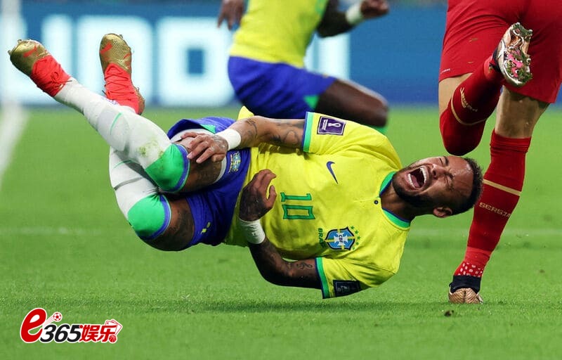 世界杯五冠王巴西首吞败，巴西不敌乌拉圭0-2，内马尔伤退