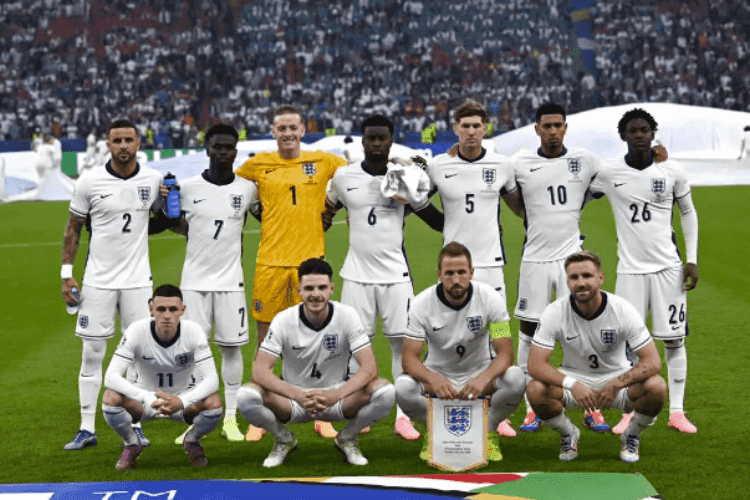 欧洲杯西班牙绝杀英格兰，荣耀夺冠背后的战术与激情碰撞！