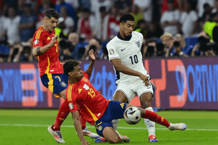 欧洲杯西班牙绝杀英格兰，荣耀夺冠背后的战术与激情碰撞！